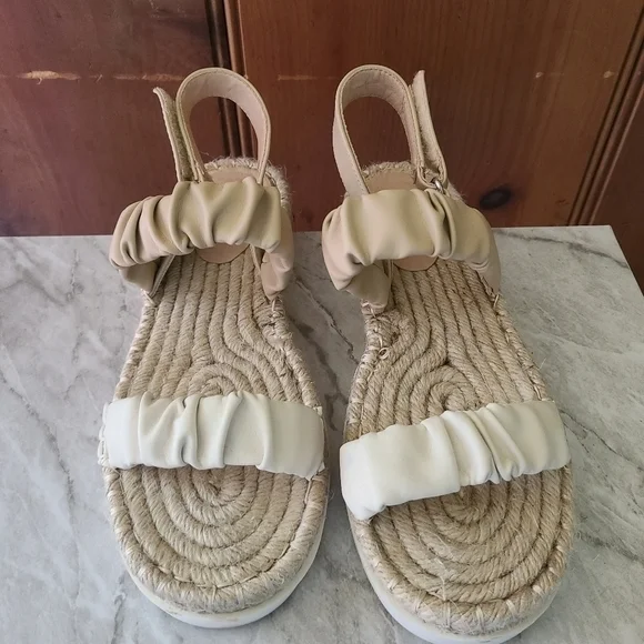 American‎ Eagle Espadrille Wedge - Picture 3 of 8